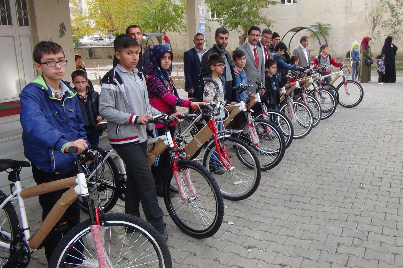 Yaz Kuran Kursuna katılan öğrencilere bisiklet hediye edildi